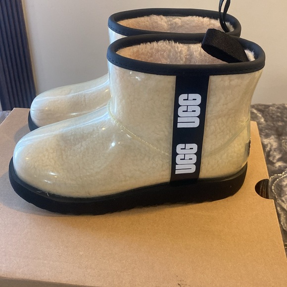 Gently loved UGGS - Picture 3 of 4